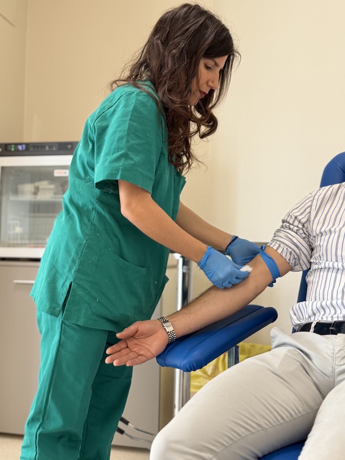 Infermiera fa analisi sangue a medix